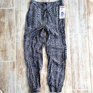Rewash L.A So Soft gray leopard jogger Capri pants